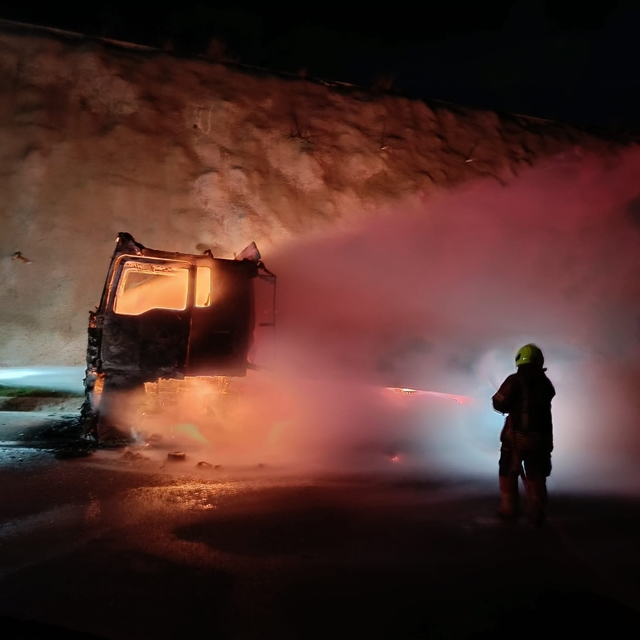 Balıkesir'de kauçuk yüklü tır alev alev yandı