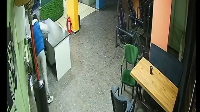 İnternet kafede tartıştığı kişiyi bıçakla yaraladı