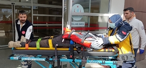 Otomobil reklam direğine çarptı:3 yaralı