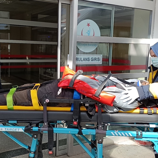 Otomobil reklam direğine çarptı:3 yaralı