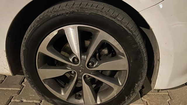 Park halindeki aracın lastikleri kesildi