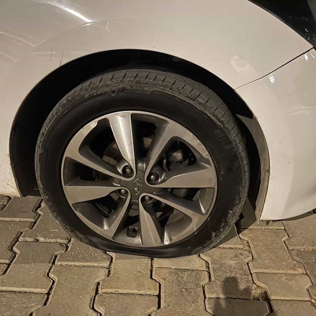 Park halindeki aracın lastikleri kesildi