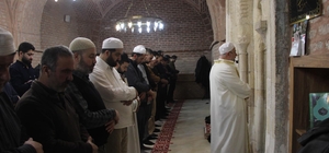 Cizre'deki tarihi Kırımızı Medrese'de hatimle teravih namazı kılınıyor