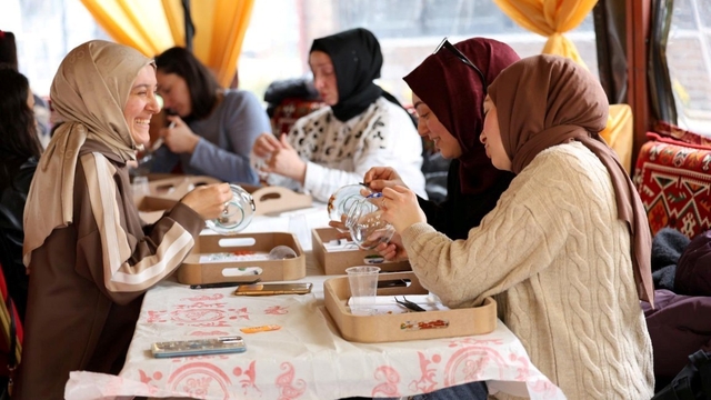 Kartepe'de kurulan otağ çadırında geleneksel sanatlar yaşatılıyor