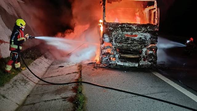 Balıkesir'de yanan tır kullanılamaz hale geldi