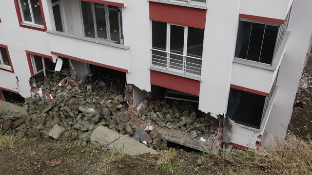 Trabzon'da istinat duvarı çöktü, 2 daire hasar gördü