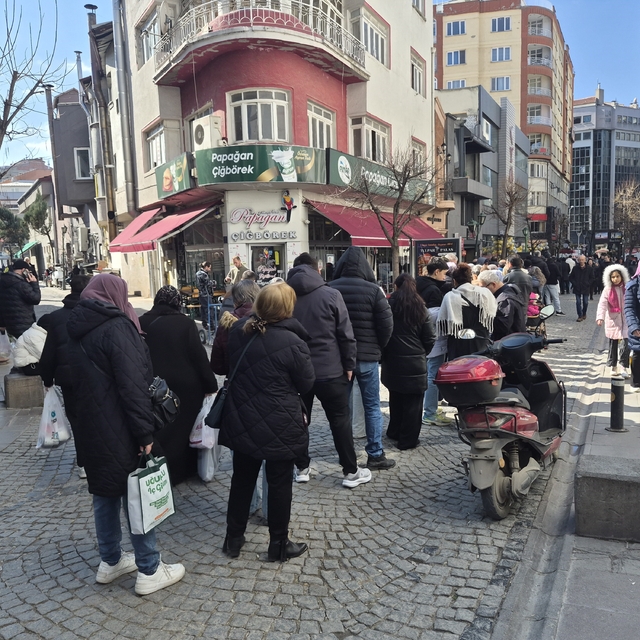 Vatandaşlar indirim için metrelerce kuyruk oluşturdu