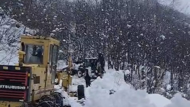 Erbaa'da kapanan köy yolu ekiplerin çalışmasıyla açıldı