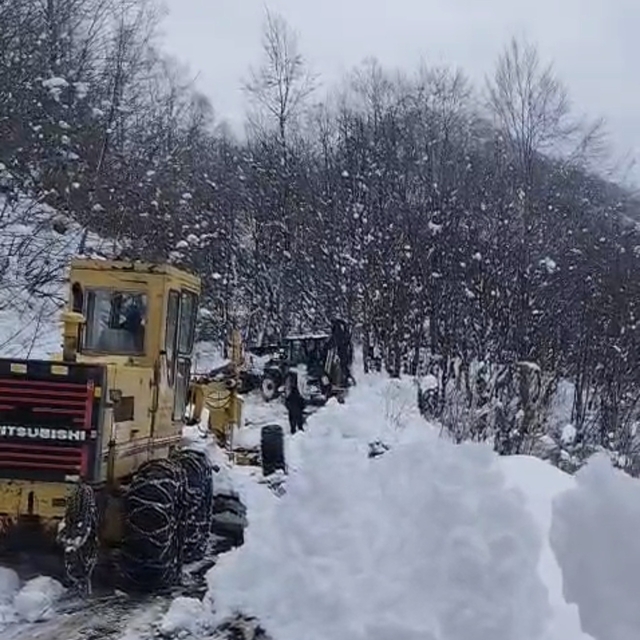 Erbaa'da kapanan köy yolu ekiplerin çalışmasıyla açıldı