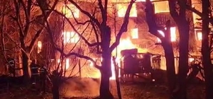 2 katlı ahşap ev ve odunluk yandı