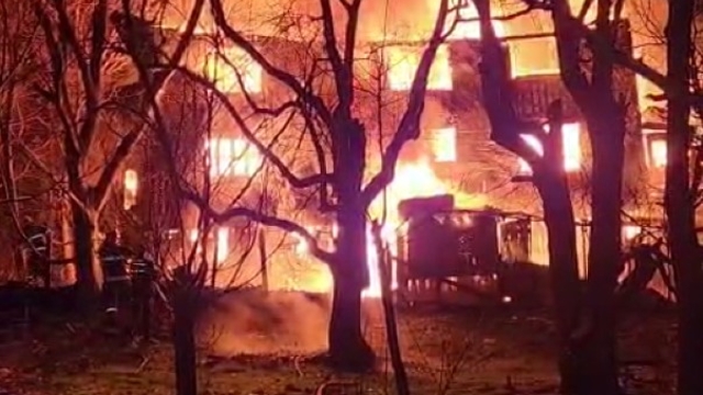 2 katlı ahşap ev ve odunluk yandı