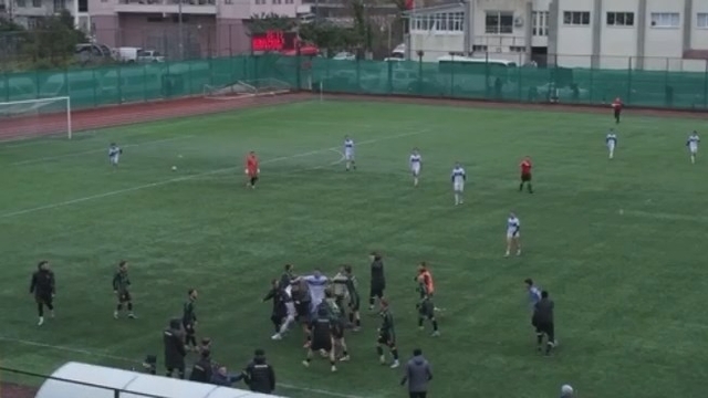 Artvin'de amatör maçta tekmeli yumruklu kavga kamerada