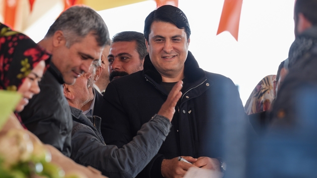 Hacıbaba pazar yeri açıldı
Başkan Yılmaz ile pazarcı esnafı arasında gülümseten diyalog
Her cumartesi giyim her pazar sebze-meyve için kurulacak