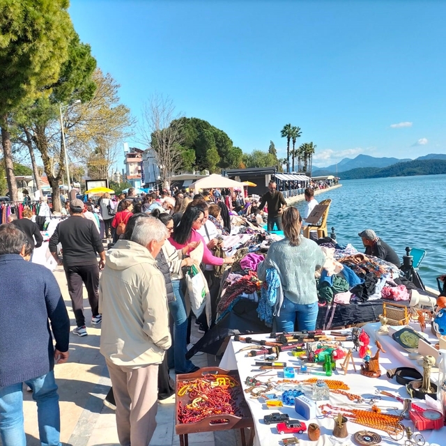 Köyceğiz'de yılın ilk ikinci el pazarı kuruldu