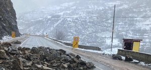 Gümüşhane'de heyelan karayolunu kapattı