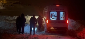 Erzincan’da kardan kapanan köy yolunda zamanla yarış Tipiye rağmen ekipler seferber oldu, hasta hastaneye ulaştırıldı