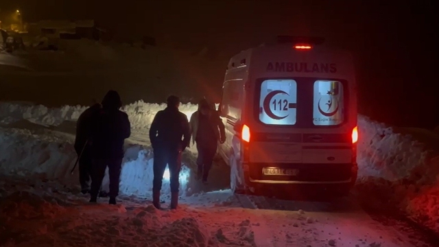 Erzincan'da kardan kapanan köy yolunda zamanla yarış
Tipiye rağmen ekipler seferber oldu, hasta hastaneye ulaştırıldı