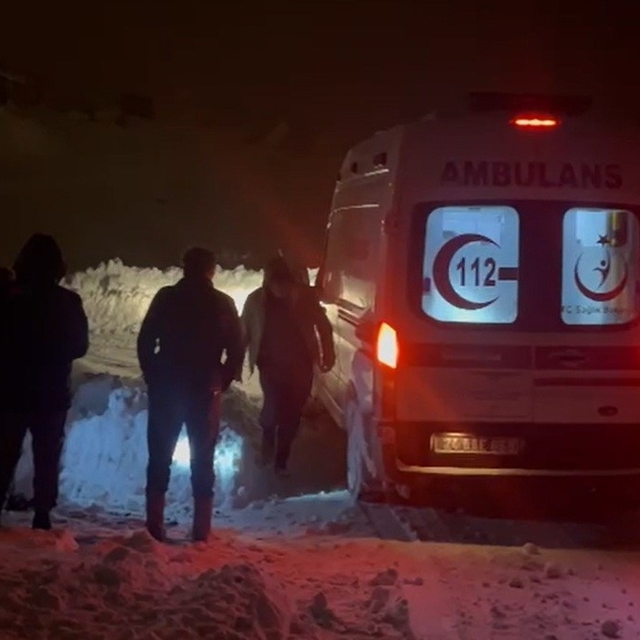 Erzincan'da kardan kapanan köy yolunda zamanla yarış
Tipiye rağmen ekipler...