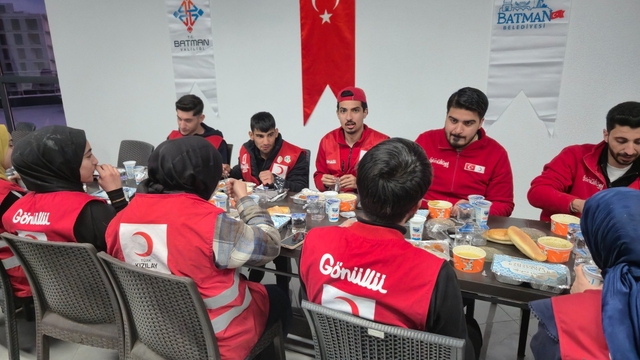 Batman'da sivil toplum kuruluşlarının temsilcileri iftarda buluştu