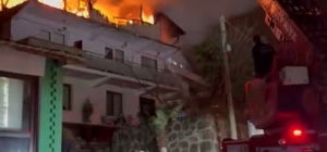 Kocaeli'de 2 katlı evin çatısı alevlere teslim oldu