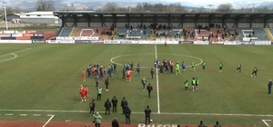 Düzcespor - Sebat Gençlikspor maçı sonrası saha karıştı Sebat Gençlikspor oyuncularının Düzce tribünlerine hareketi olayları ateşledi