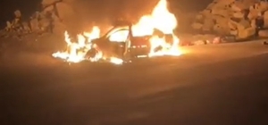 Kozan-Feke Karayolunda otomobil alev alev yandı