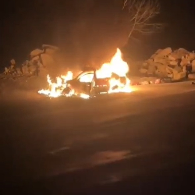 Kozan-Feke Karayolunda otomobil alev alev yandı