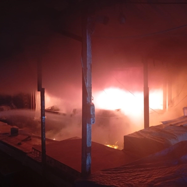 Antakya'da iş yeri alevlere teslim oldu