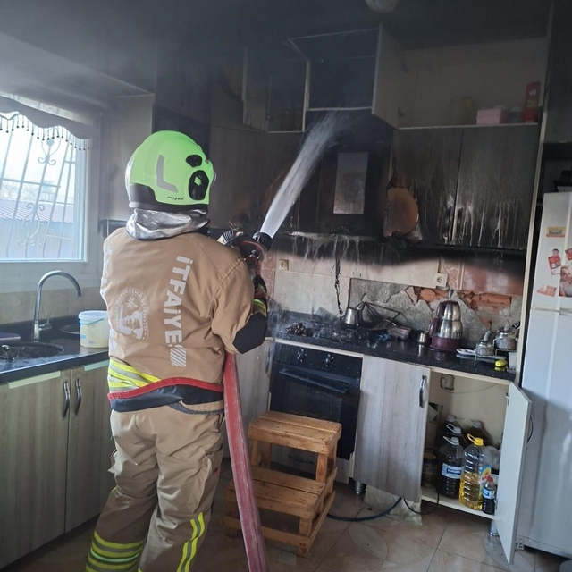 Samandağ'da evin mutfağında çıkan yangın korkuttu