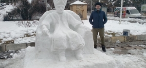Erzincan’da kardan adam değil, kardan padişah Karı sanata dönüştürdü: 3 saatte kardan padişah yaptı