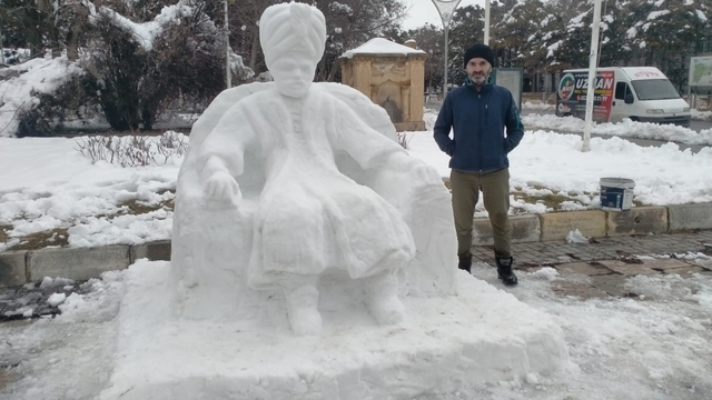 Erzincan'da kardan adam değil, kardan padişah
Karı sanata dönüştürdü: 3 saatte kardan padişah yaptı