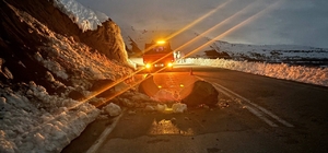 Erzincan’da yamaçtan kopan kayalar yola düştü