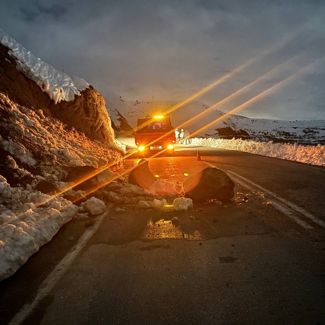 Erzincan'da yamaçtan kopan kayalar yola düştü