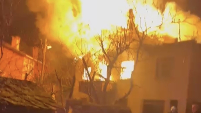 Alevlere teslim olan iki katlı ev kullanılmaz hale geldi