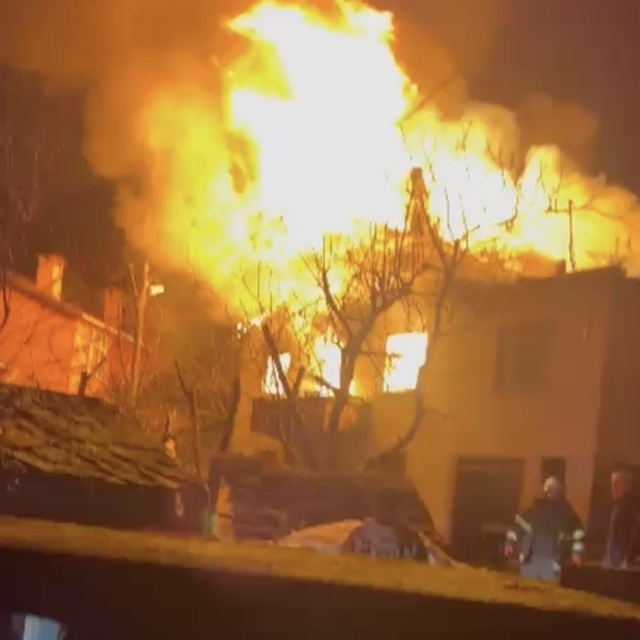 Alevlere teslim olan iki katlı ev kullanılmaz hale geldi