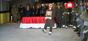 Türk bayrağına sarılı naaşıyla memleketine uğurlandı Erzincan’da kazada hayatını kaybeden astsubay askeri törenle memleketine uğurlandı