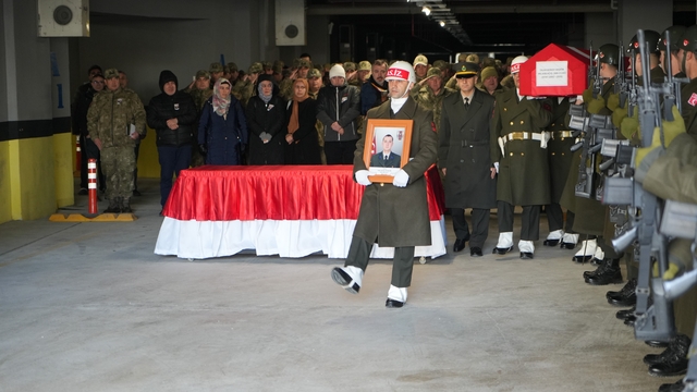 Türk bayrağına sarılı naaşıyla memleketine uğurlandı
Erzincan'da kazada hayatını kaybeden astsubay askeri törenle memleketine uğurlandı