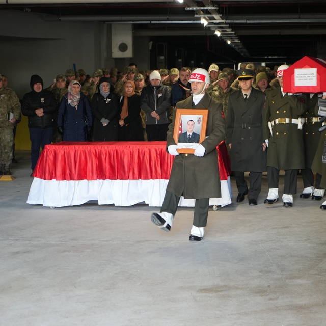 Türk bayrağına sarılı naaşıyla memleketine uğurlandı
Erzincan'da kazada hay...