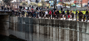Adana'da av yasağının başladığı gün oltacıların köprüdeki yoğunluğu Galata'yı andırdı