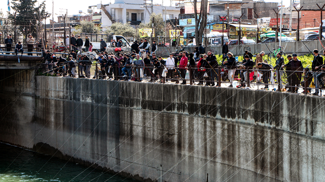 Adana'da av yasağının başladığı gün oltacıların köprüdeki yoğunluğu Galata'yı andırdı