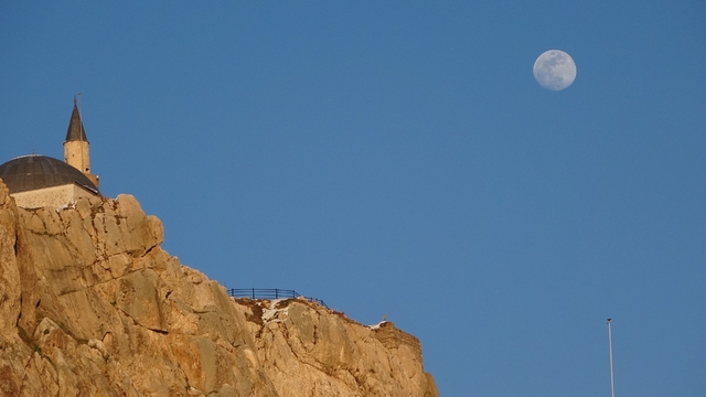 Van Kalesi'nde gökyüzü şöleni: Şişkin ay tarihle buluştu