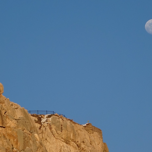 Van Kalesi'nde gökyüzü şöleni: Şişkin ay tarihle buluştu