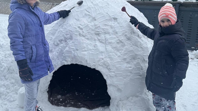 Yağışı eğlenceye dönüştüren çocuklar, kardan ev yaptı