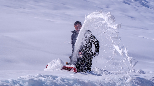 Erzurum'da kar yağışı durdu, çilesi devam ediyor