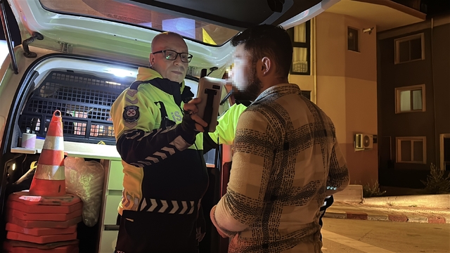 Burdur'da tehlikeli araç kullandı, yakalandığında alkollü çıktı
2.22 promil alkollü çıkan sürücüye 25 bin lira ceza uygulandı, ehliyetine 6 ay süreyle el konuldu