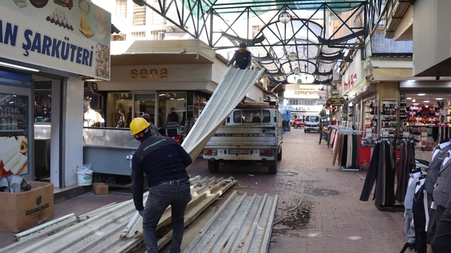 Nazilli Ayakkabıcılar Sokağı'nda çatı yenileme çalışmaları yeniden başladı