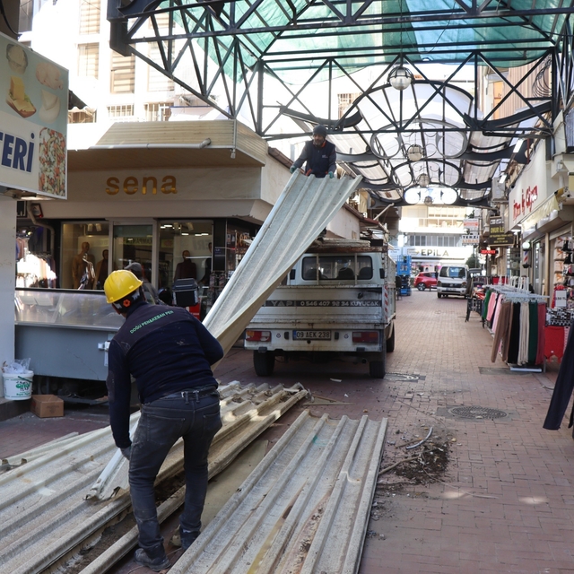 Nazilli Ayakkabıcılar Sokağı'nda çatı yenileme çalışmaları yeniden başladı