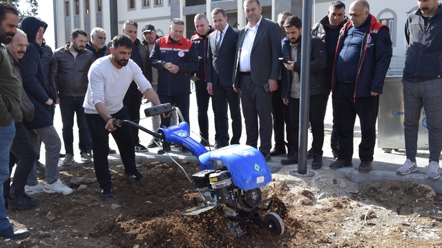 Dicle'de modern bağcılığa yönelik çiftçilere tarım aletleri dağıtıldı