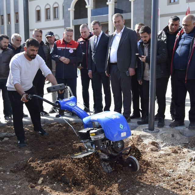 Dicle'de modern bağcılığa yönelik çiftçilere tarım aletleri dağıtıldı