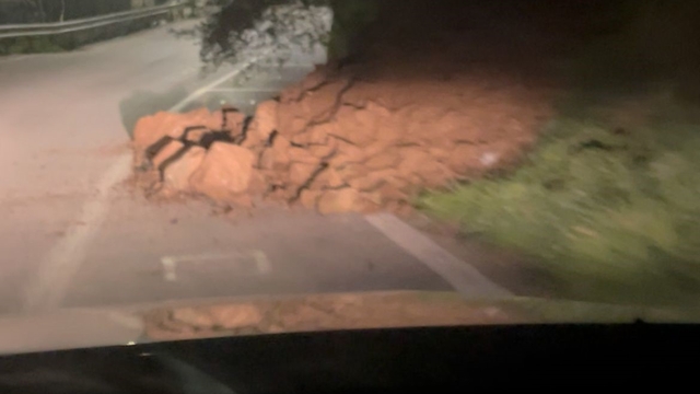 Araç kazayı kıl payı böyle atlattı, heyelanla düşen kayalar yola savruldu